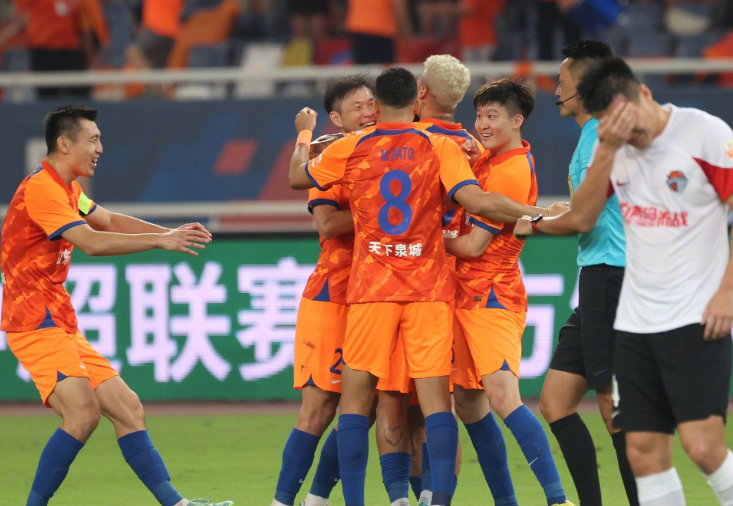 中国足球职业化之路：挑战与机遇